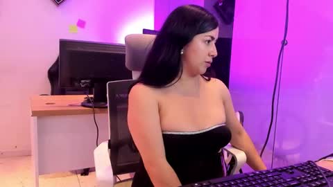 Snapshot of kimkalifa chatting on October 2025 01:23:02 PM Camila online show from October 2025 01:23:02 PM