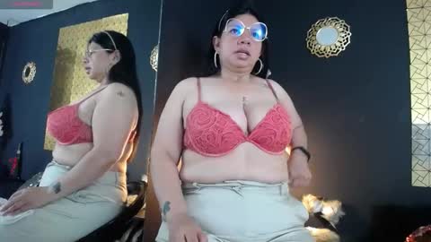 Snapshot of kinkyy_mom chatting on October 2025 02:47:01 PM kinkyy_mom online show from October 2025 02:47:01 PM