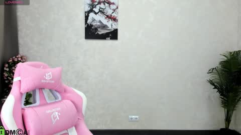 Snapshot of kira_lilian chatting on November 2025 02:00:01 AM Aura online show from November 2025 02:00:01 AM