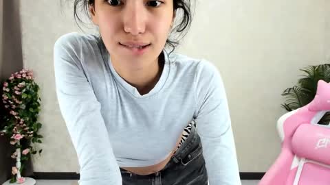 Snapshot of kira_lilian chatting on November 2025 01:06:02 AM Aura online show from November 2025 01:06:02 AM