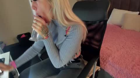 Kira online show from October 2025 01:38:01 AM