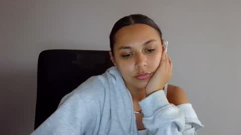 kiss_ameliaa online show from October 2025 12:47:02 PM