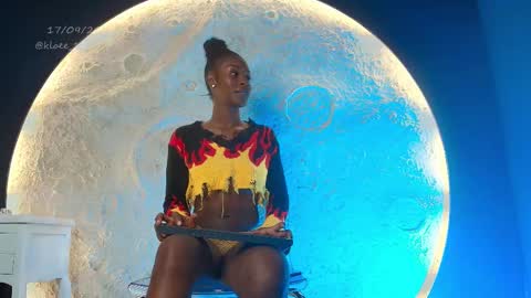 K L O E online show from September 2025 12:07:02 PM