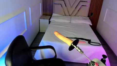 Kristen Bread online show from October 2025 08:05:01 PM