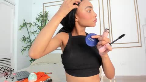 Cristina online show from November 2025 07:07:02 PM