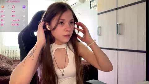 Snapshot of krystlehymel chatting on December 2025 10:52:02 AM Alis online show from December 2025 10:52:02 AM