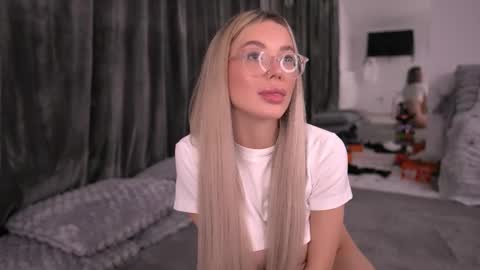 Snapshot of kyliejoyce chatting on October 2025 09:17:02 PM Kylie online show from October 2025 09:17:02 PM