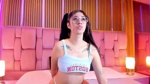 Snapshot of kyliie_jones chatting on November 2025 04:31:02 PM KYLIE online show from November 2025 04:31:02 PM