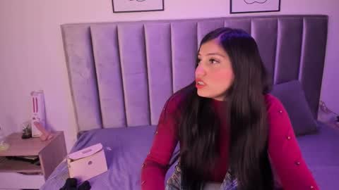 Snapshot of kyra_right chatting on November 2025 12:13:01 PM Emily Laila online show from November 2025 12:13:01 PM