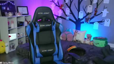 Snapshot of laceybloom chatting on November 2025 02:21:01 AM Lacey Bloom online show from November 2025 02:21:01 AM