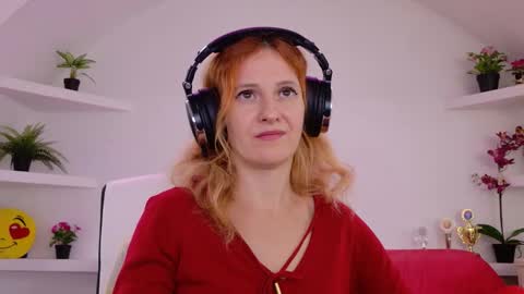 Snapshot of ladybigsmile chatting on September 2025 06:37:01 AM Sima Ladybigsmile online show from September 2025 06:37:01 AM