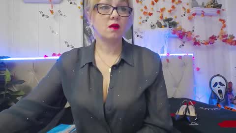 Snapshot of ladyjeen chatting on October 2025 04:40:02 PM Lady Jeen Back on Sunday 8th of December online show from October 2025 04:40:02 PM