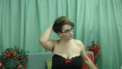 Nicole.... online show from December 2024 01:11:02 PM