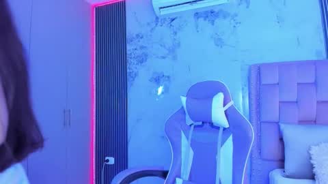 Laura online show from September 2025 12:43:02 PM