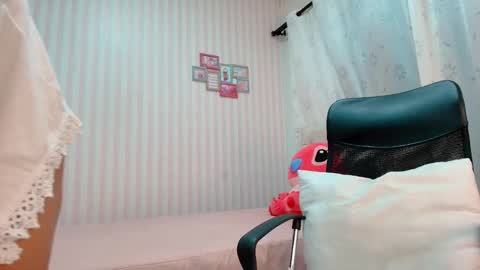 Larissas online show from September 2025 10:00:01 PM