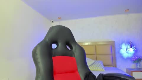 Snapshot of larsonmia chatting on October 2025 12:22:02 PM MIA online show from October 2025 12:22:02 PM