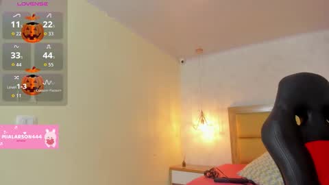 Snapshot of larsonmia chatting on October 2025 12:15:01 PM MIA online show from October 2025 12:15:01 PM