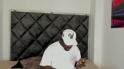 Snapshot of latrellx7 chatting on October 2025 03:45:01 AM LEANDRO online show from October 2025 03:45:01 AM