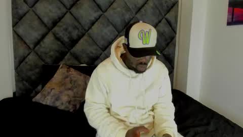 Snapshot of latrellx7 chatting on October 2025 02:40:02 AM LEANDRO online show from October 2025 02:40:02 AM