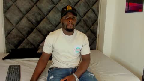 Snapshot of latrellx7 chatting on October 2025 03:48:01 AM LEANDRO online show from October 2025 03:48:01 AM