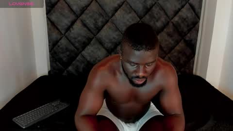 Snapshot of latrellx7 chatting on October 2025 02:01:01 AM LEANDRO online show from October 2025 02:01:01 AM