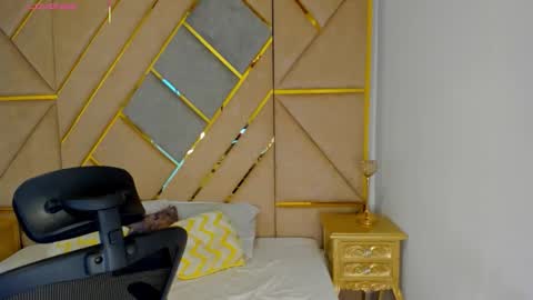 Snapshot of latrellx7 chatting on November 2025 12:23:01 AM LEANDRO online show from November 2025 12:23:01 AM