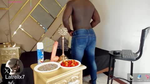 Snapshot of latrellx7 chatting on November 2025 03:06:01 AM LEANDRO online show from November 2025 03:06:01 AM