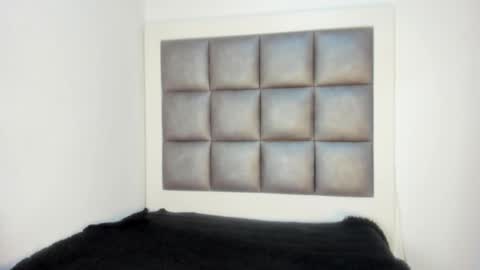 laura__js_ online show from October 2025 05:54:02 PM