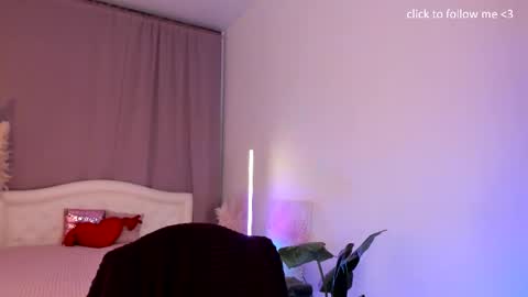 Laura online show from September 2025 07:52:01 PM