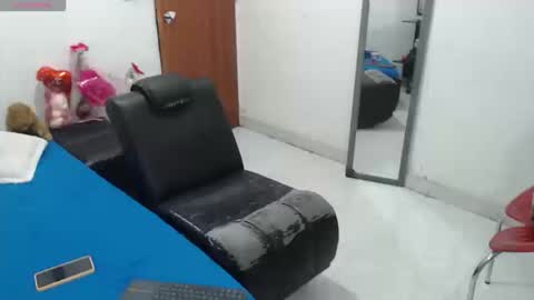 laura_foxx2379 online show from October 2025 02:22:02 AM