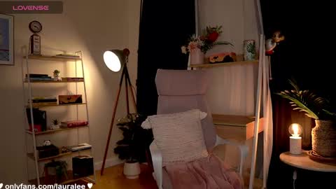 Snapshot of laura_lee chatting on October 2025 10:52:02 PM Laura Lee. online show from October 2025 10:52:02 PM