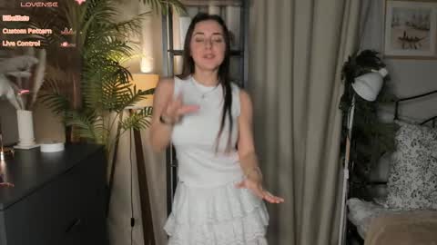 Snapshot of laura_mutti chatting on November 2025 02:24:02 PM Samantha online show from November 2025 02:24:02 PM