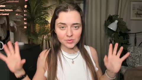 Snapshot of laura_mutti chatting on November 2025 03:48:02 PM Samantha online show from November 2025 03:48:02 PM