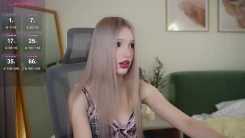 Laura online show from October 2025 04:38:02 PM