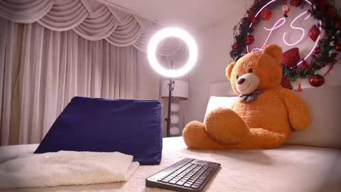 Lauren Saenz online show from December 2024 12:03:01 PM