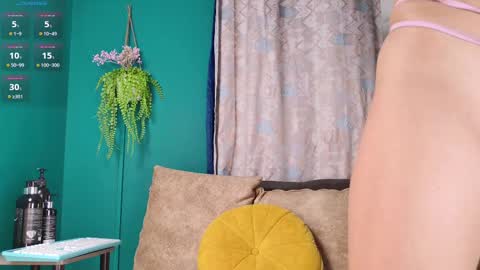 layla_17 online show from September 2025 04:39:01 PM