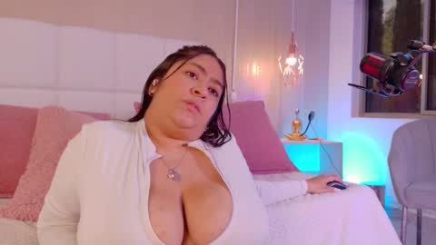 Snapshot of leah_bensoon chatting on October 2025 03:09:02 PM Leah online show from October 2025 03:09:02 PM