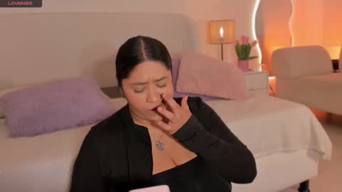 Snapshot of leah_bensoon chatting on October 2025 03:40:01 PM Leah online show from October 2025 03:40:01 PM