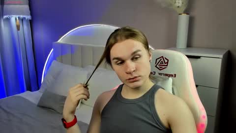 Leanu online show from November 2025 08:38:01 AM