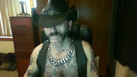 Snapshot of leathergreaser chatting on November 2025 10:21:02 PM leathergreaser online show from November 2025 10:21:02 PM