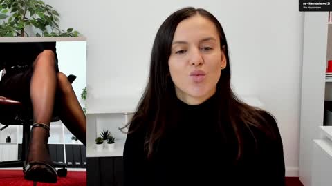 Elle  online show from October 2025 06:42:02 AM