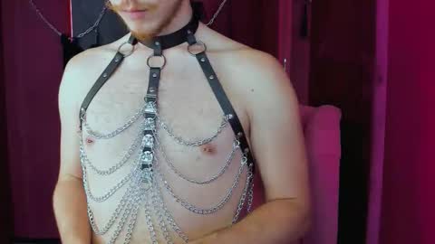 Snapshot of leo_mooree chatting on October 2025 06:05:01 PM Leo online show from October 2025 06:05:01 PM