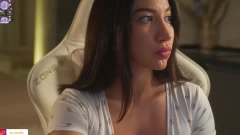 Leora online show from October 2025 05:00:01 PM