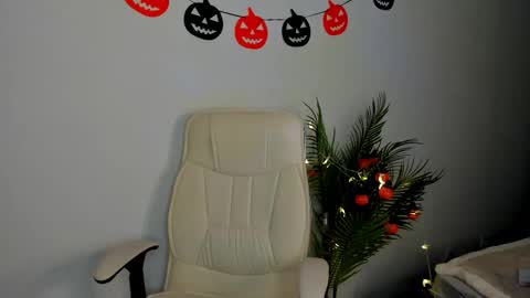 Lesley online show from October 2025 04:10:02 AM