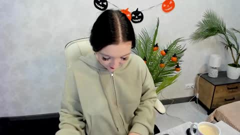 Lesley online show from October 2025 04:00:02 AM