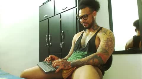 Snapshot of lewisstrong chatting on October 2025 07:00:01 PM Lewis Strong online show from October 2025 07:00:01 PM