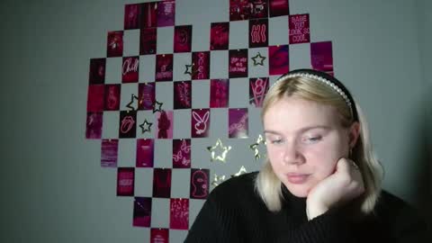 Leyla online show from November 2025 07:09:02 AM