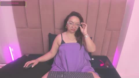 Snapshot of leyla_smithh chatting on September 2025 12:49:02 PM Leyla smithh online show from September 2025 12:49:02 PM