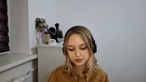 Mia online show from November 2025 10:59:01 AM