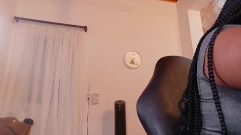 Snapshot of lia_mariana chatting on November 2025 10:19:02 PM lia_mariana online show from November 2025 10:19:02 PM